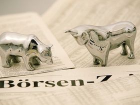 Silberner Bär und Bulle auf Börsenzeitungen