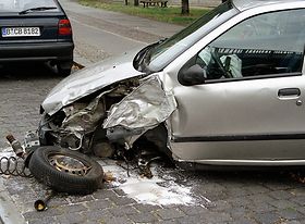 Silbernes Auto das seitlich an der Motorhaube eingedrückt ist