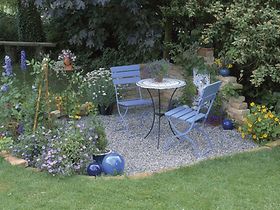 Sitzecke mit Stühlen in einem Garten