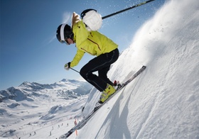 Skifahrerin in steilem Gelaende