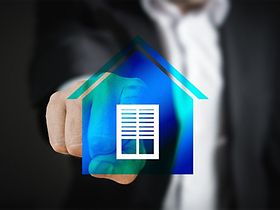 Smart Home Finger drückt auf Haussymbol