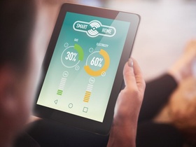 Smart Home App Energieverbrauch Mann 