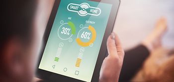 Smart Home App Energieverbrauch Mann 