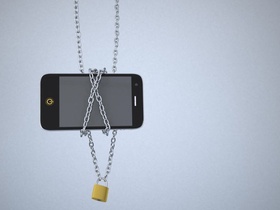 Smartphone hängt in Ketten mit Vorhängeschloss