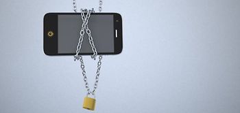 Smartphone hängt in Ketten mit Vorhängeschloss