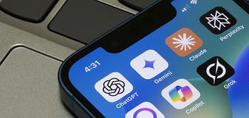 Smartphone iphone Screen KI Apps e.g. ChatGPT Laptop