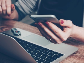 Smartphone und Notebook