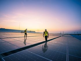 Solarenergie und Arbeiter