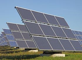 Solarzellen auf Wiese