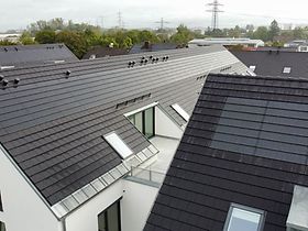 Solarziegel auf 2 Dächern, Nahaufnahme