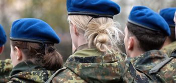 Soldatengruppe mit blauen Baretts