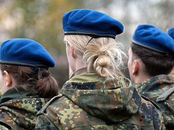 Soldatengruppe mit blauen Baretts