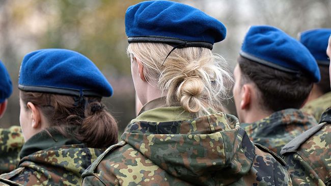 Soldatengruppe mit blauen Baretts
