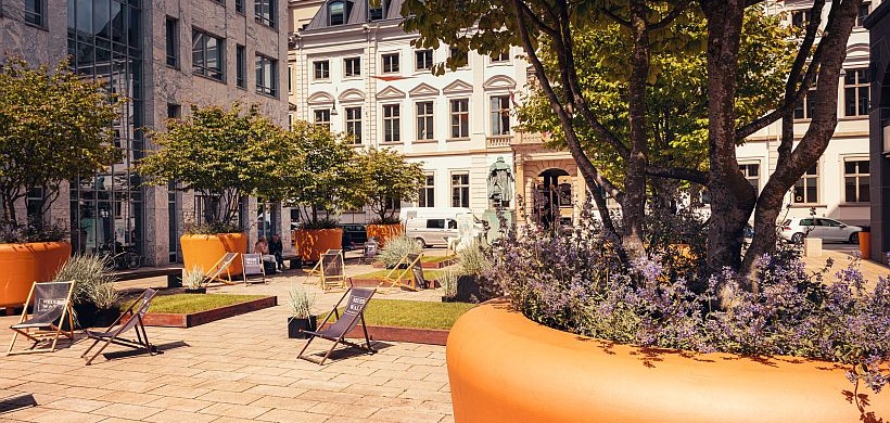 Sommergärten Neuer Wall_Liegestühle_Pflanzkübel