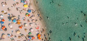 Sommerstrand-Menschenmenge aus der Drohnenansicht