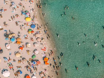 Sommerstrand-Menschenmenge aus der Drohnenansicht