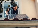 Sonnenkollektoren Terrasse Balkon Dach Mann