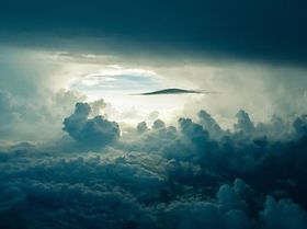 Sonnenlicht strahlt durch dichte Wolken