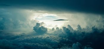 Sonnenlicht strahlt durch dichte Wolken