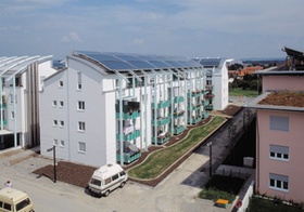 Wohnblock mit Solaranlage auf dem Dach
