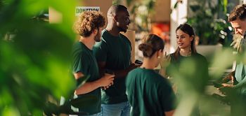 Soziales Engagement_Team von Freiwilligen sammelt Spenden