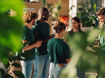 Soziales Engagement_Team von Freiwilligen sammelt Spenden