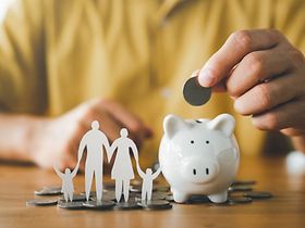 Sparschwein Frau Papierschnitt Familie Geld Sparen