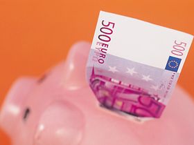Sparschwein mit 500 Euro-Schein