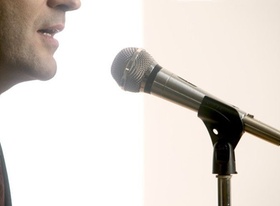 Sprecher am Mikrofon