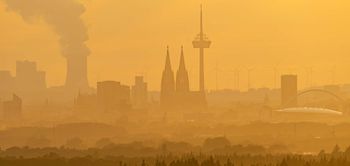 Stadt in gelblichem Smog