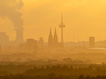 Stadt in gelblichem Smog