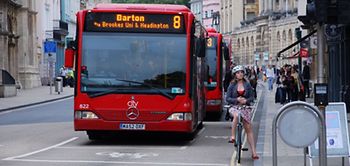 Stadtbus auf der Straße in Oxford