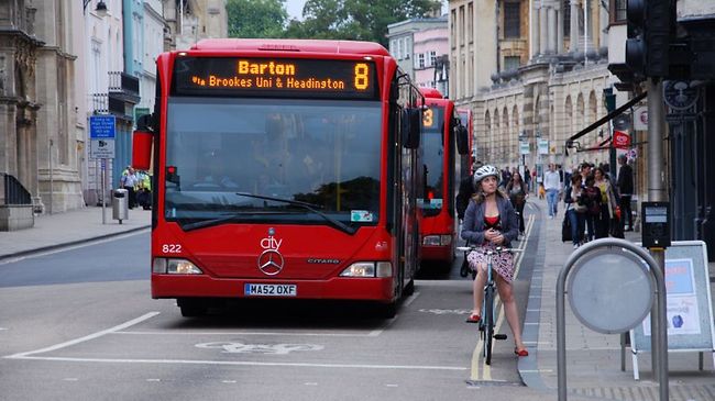 Stadtbus auf der Straße in Oxford
