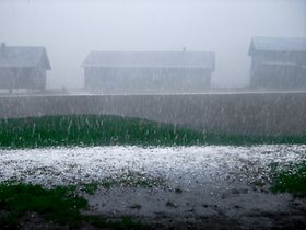 Starkregen_Hagel_Wohngebiet_Unwetter