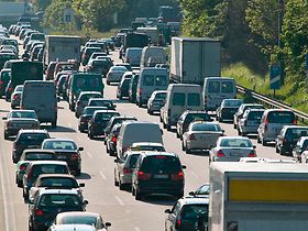 Stau auf Autobahn, Sommer