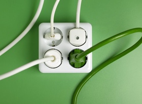 Steckdose mit weißen und grünen Steckern