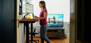 Sitzen zwischen Büro und Homeoffice: Ein unterschätzest Risiko