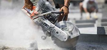 Steine fuer Bodenbelag werden mit Kreissaege zugeschnitten