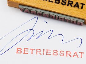 Stempel in rot und Unterschrift vom Betriebsrat auf Papier