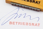 Stempel in rot und Unterschrift vom Betriebsrat auf Papier