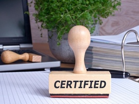 Stempel mit Aufschrift Certified auf Papier