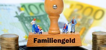Stempel mit Aufschrift Familiengeld vor Geld