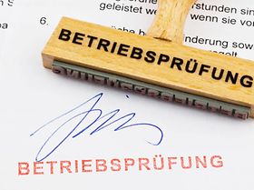 Stempel mit Betriebsprüfung und Unterschrift