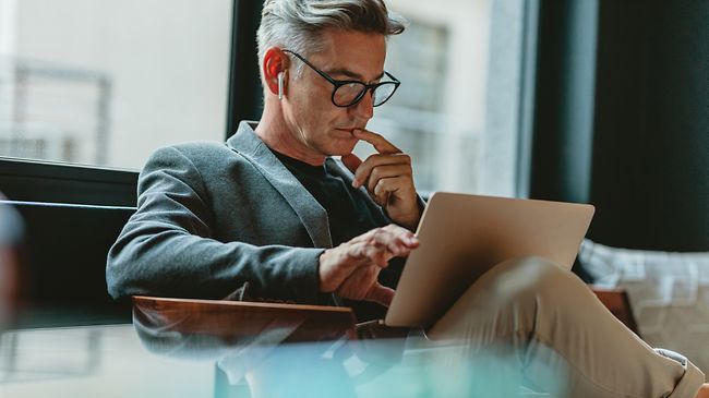steuerberater tippt daten in laptop