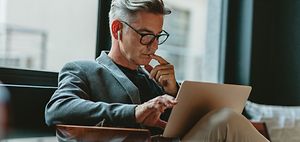 steuerberater tippt daten in laptop