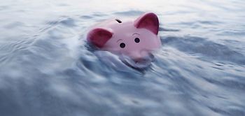 Steuerklasse_Insolvenz_ertrinkendes Sparschwein