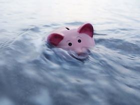 Steuerklasse_Insolvenz_ertrinkendes Sparschwein