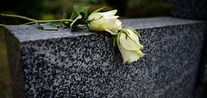 Steuerklasse_Todesfall_Rose auf Grabstein