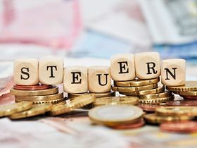 Steuern Schrift Holzwürfel Geld Euro