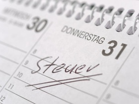 Steuertermin markiert im Kalender zum Stichtag